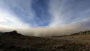 Badai pasir bergerak ke Zhangye di provinsi Gansu barat laut China (25/11). Menurut pemerintah setempat, sebuah kota di barat laut China ini dilanda badai pasir yang memicu kebakaran di pedesaan.  (AFP Photo/China Out)