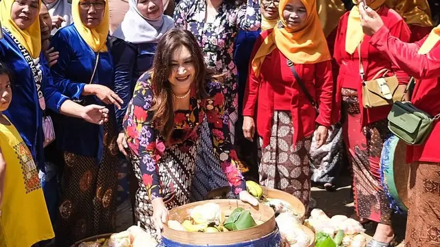 Gaya Nafa Urbach saat ‘Blusukan’ ke Dapil 6