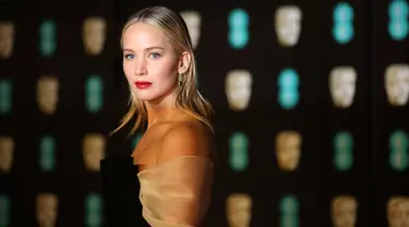 Aktris Jennifer Lawrence berpose saat tiba menghadiri BAFTA Awards 2018 di London, Inggris (18/2). Jennifer Lawrence tampil cantik dengan gaun berwarna hitam dan lipstik berwarna merah. (Photo by Vianney Le Caer/Invision/AP)