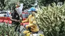 Pedagang bunga hias melayani pembeli di Pasar Petak Sembilan, Jakarta, Kamis (11/2/2021). Bunga hias yang dijual antara lain sedap malam, anggrek, krisan, dan lotus. (merdeka.com/Iqbal S. Nugroho)