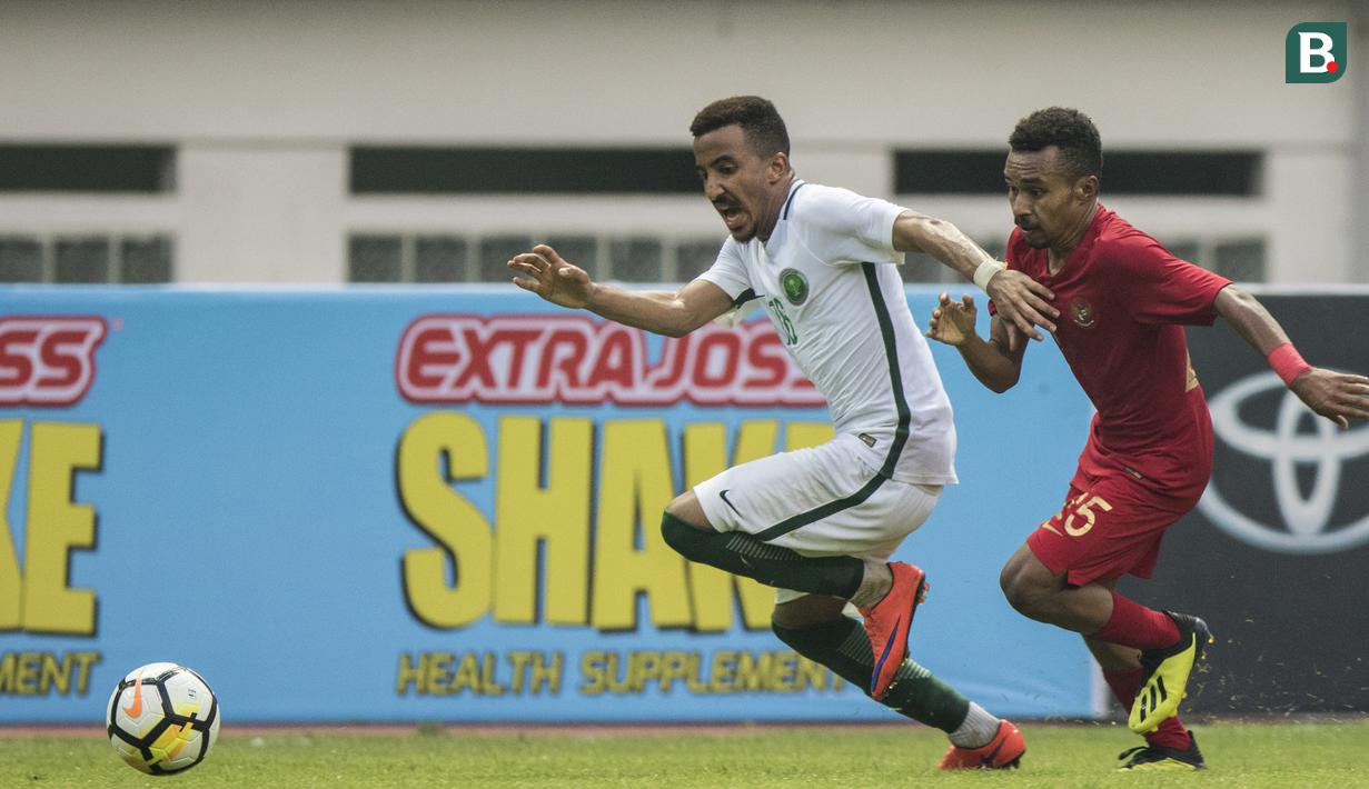 Gelandang Timnas Indonesia, Todd Rivaldo, berusaha mengejar bola saat melawan Arab Saudi pada laga persahabatan di Stadion Wibawa Mukti, Jawa Barat, Rabu (10/10/2018). Indonesia kalah 1-2 dari Arab Saudi. (Bola.com/Vitalis Yogi Trisna)