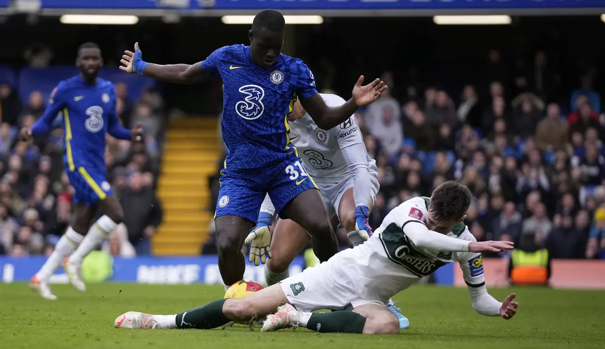 Tiga menit menjelang laga usai, Plymouth Argyle mendapat hadiah penalti usai Ryan Hardie dijatuhkan Malang Sarr di dalam kotak penalti Chelsea. (AP/Matt Dunham)