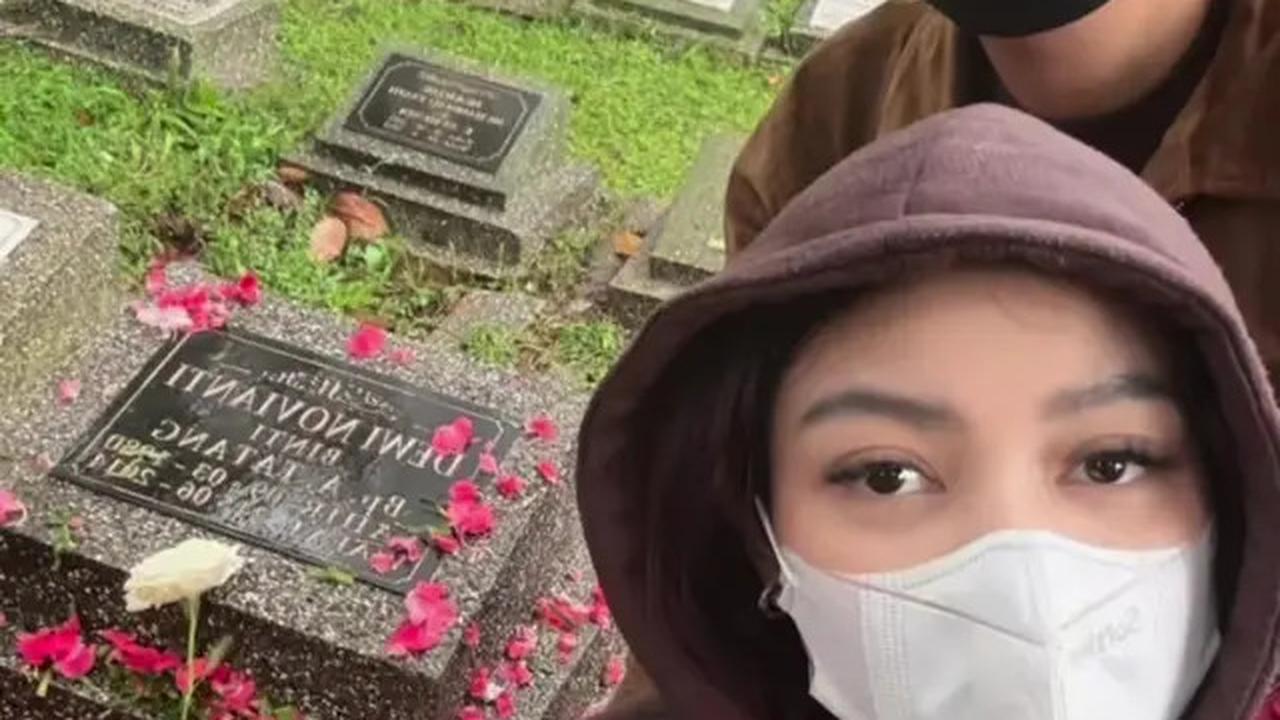 7 Potret Regina Phoenix Ajak Okin ke Makam Ibu, Jadi Orang Pertama Bukan dari Keluarga