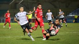 Ciro Alves yang tampil agresif medapatkan beberapa peluang dibabak pertama. Namun masih bisa diantisipasi oleh barisan pertahanan Persija Jakarta. (Bola.com/Bagaskara Lazuardi)
