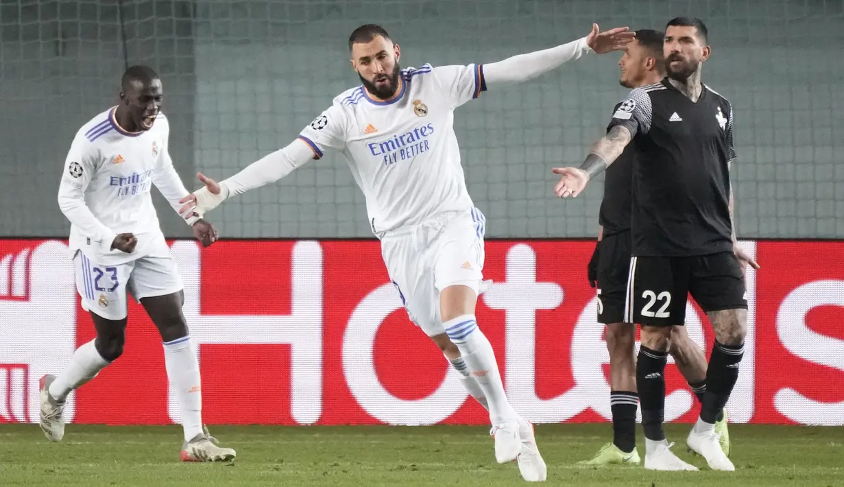 Penyerang Real Madrid Karim Benzema merayakan gol yang dicetaknya ke gawang Sheriff Tiraspol dalam laga matchday 5 fase grup Liga Champions 2021/22 di Bolshaya Sportivnaya Arena, Kamis (25/11/2021) dini hari WIB. Real Madrid sukses menghajar Sheriff Tiraspol dengan skor 3-0. (AP Photo/Sergei Grits)