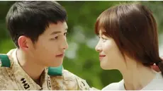 Adegan romantis Song Joong Ki dan Song Hye Kyo dalam drama Descendants of the Sun membuat penonton terbawa suasana. Seperti apa ceritanya? Saksikan hanya di Starlite!