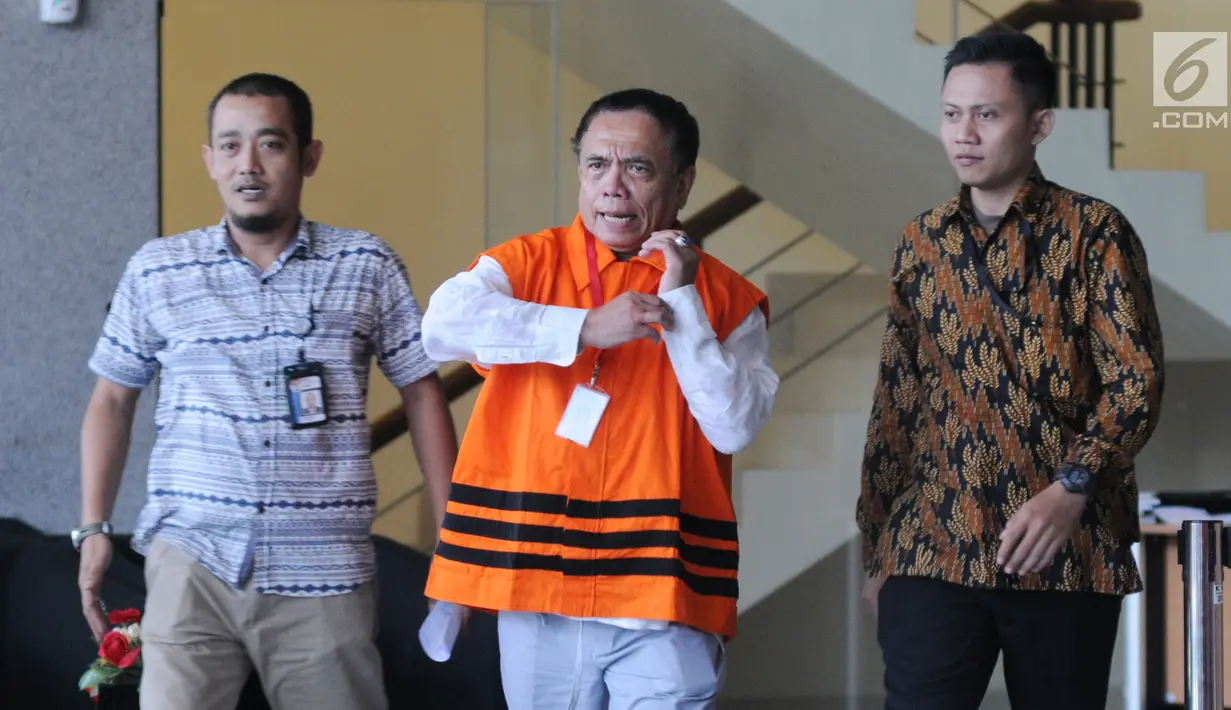 Gubernur Aceh Irwandi Yusuf (tengah) usai menjalani pemeriksaan di Gedung KPK, Jakarta, Jumat (6/7). Irwandi Yusuf mengaku tidak tahu akan diperiksa dalam kapasitas sebagai saksi atau tersangka pada hari ini. (Merdeka.com/Dwi Narwoko)
