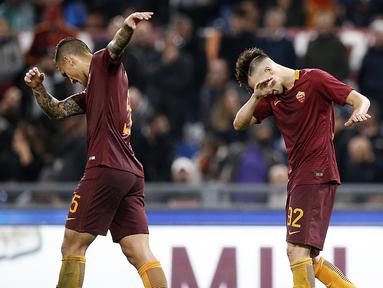 Aksi pemain AS Roma, Stephan El Shaarawy (kanan) dan Leandro Paredes saat merayakan kemenangan timnya atas Palermo 4-1 pada lanjutan Serie A di Olimpico stadium, Roma, Senin (24/10/2016) dini hari WIB. (EPA/Riccardo Antimiani)