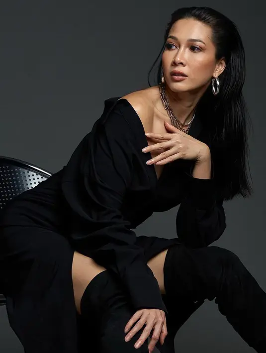 Dengan memiliki postur yang atletis dan ideal membuat Andrea Dian mudah dalam padu padan busana. Apalagi di usianya yang ke-38. [@andreadianbimo]
