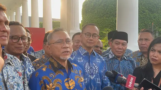 Ketua Umum Partai Amanat Nasional (PAN) Zulkifli Hasan usai bertemu Presiden Jokowi di Kompleks Istana Kepresidenan Jakarta, Jumat (10/5/2024). (Liputan6.com/Lizsa Egeham)(Liputan6.com/ Lizsa Egeham)