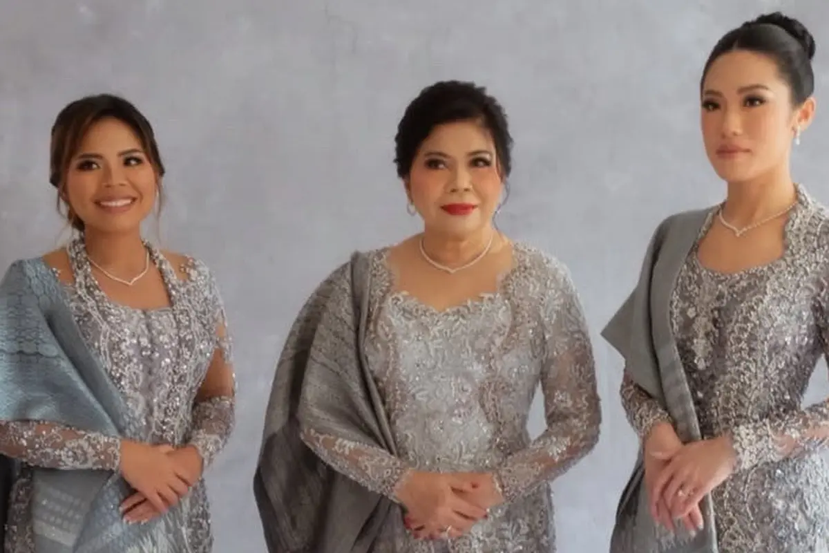 Istri, Putrinya Felicia Hutapea, dan Calon Menantu Hotman Paris Kompak Dibalut Kebaya Abu-Abu saat Upacara Lamaran Batak