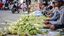 Penjual menganyam kulit ketupat sambil menunggu pembeli di sebuah pasar kawasan Ciracas, Jakarta, Kamis (16/7/2015). Menjelang Lebaran, warga mulai ramai membeli kulit ketupat. (Liputan6.com/Faizal Fanani)