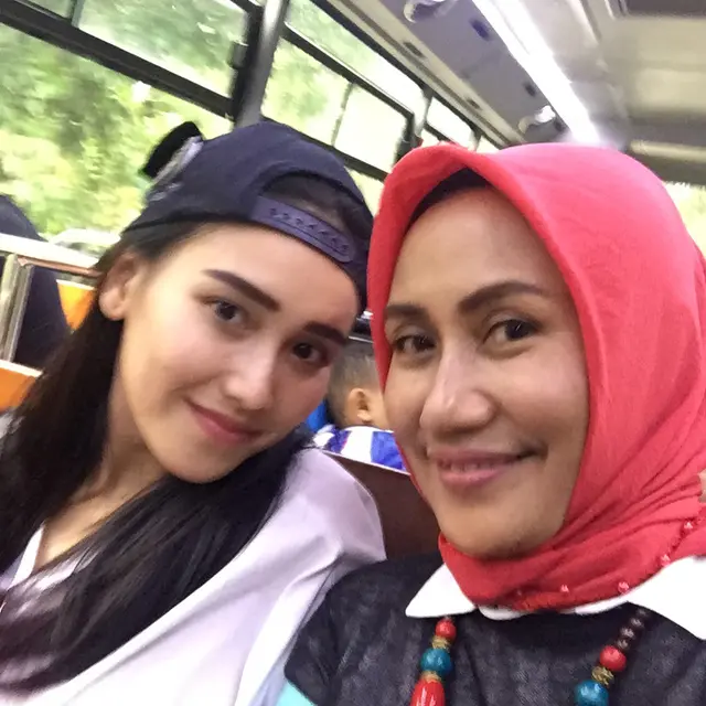6 Potret Kebersamaan Ayu Ting Ting Bareng Kakek dan Neneknya, Curi Perhatian