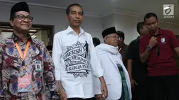Pasangan Capres-cawapres, Joko Widodo dan Ma'ruf Amin tiba di gedung KPU untuk melakukan pendaftaran di Jakarta, Jumat (10/8). Pasangan Jokowi-Ma'ruf Amin mendaftarkan diri sebagai capres-cawapres di Pilpres 2019. (Liputan6.com/Helmi Fithriansyah)