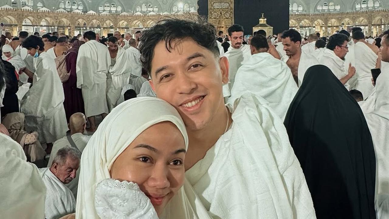 Potret Yura Yunita Tampil Berhijab saat Umrah Bareng Suami dan Sahabat
