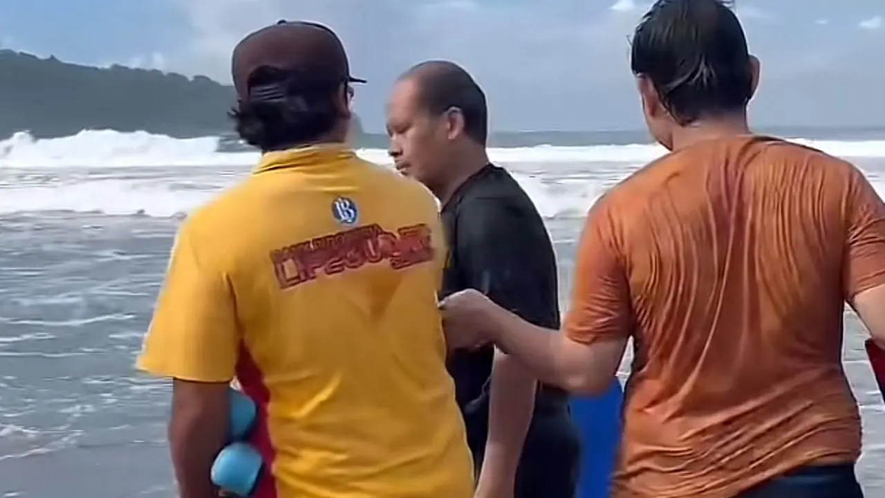 Wisatawan Ngeyel Berenang di Zona Berbahaya Pantai Pangandaran, Tenggelam dan Diselamatkan Penjaga Pantai