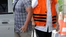 Bupati Bandung Barat nonaktif Abubakar tiba di gedung KPK, Jakarta, Selasa (10/7). Abubakar akan menandatangani perpanjangan penahan kasus suap sejumlah kepala dinas untuk keperluan politik istrinya, Elin Suharliah. (Merdeka.com/Dwi Narwoko)