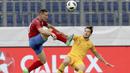 Aksi pemain Republik Ceska, Jan Boril (kiri) menghalau bola dari kejaran pemain Australia, Mathew Leckie pada laga uji coba di St Poelten, Austria, (1/6/2018). Australia menang 4-0. (AP/Ronald Zak)