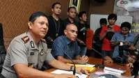 Kapolres Jakarta Selatan Kombes Pol Wahyu Adiningrat (kiri) memberikan keterangan pers terkait keberhasilan polisi membongkar prostitusi online yang dilakukan seorang artis berinisial AA di Mapolres Jaksel, Sabtu (9/5/2015). (Liputan6.com/Panji Diksana)