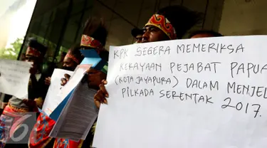 Sejumlah Pemuda Papua yang tergabung dalam Perhimpunan Persatuan Aksi Solidaritas untuk Transparansi menggelar aksi di Gedung KPK, Jakarta, Selasa (27/9). (Liputan6.com/Helmi Afandi)