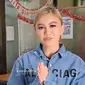 Agnes Monica saat mengurus KTP di Kelurahan Kedoya Utara. (Istimewa)