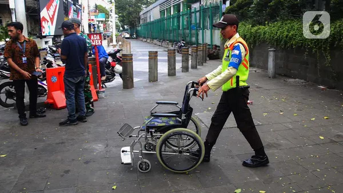 Kesigapan Petugas KAI Commuter Line Layani Calon Penumpang Lanjut Usia
