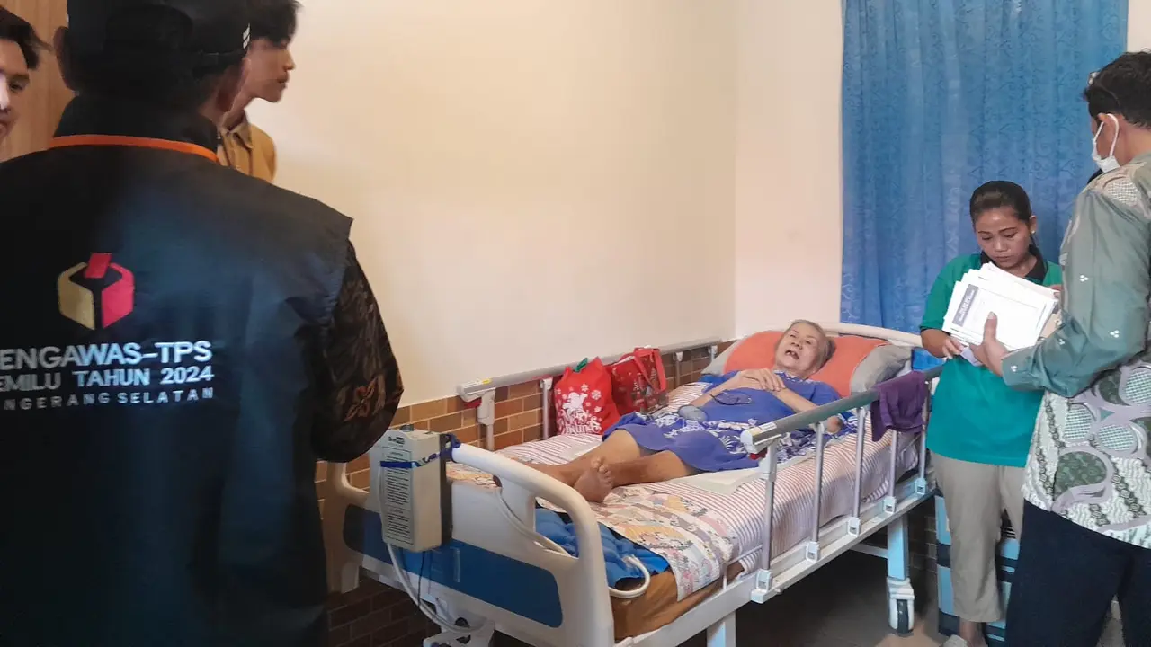 Salah satu lansia penghuni panti wreda mendapatkan kesempatan mencoblos Pemilu 2024 dari atas tempat tidur.