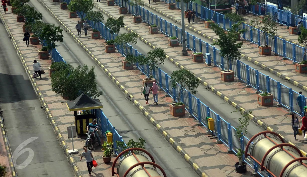 Antrean keluar-masuk Metromini di Terminal Blok M, Jakarta, Sabtu (19/12), terpantau sepi. Sejumlah sopir angkutan umum berwarna oranye tersebut memilih libur, lantaran khawatir terkena razia Dishubtrans DKI Jakarta. (Liputan6.com/Johan Tallo)