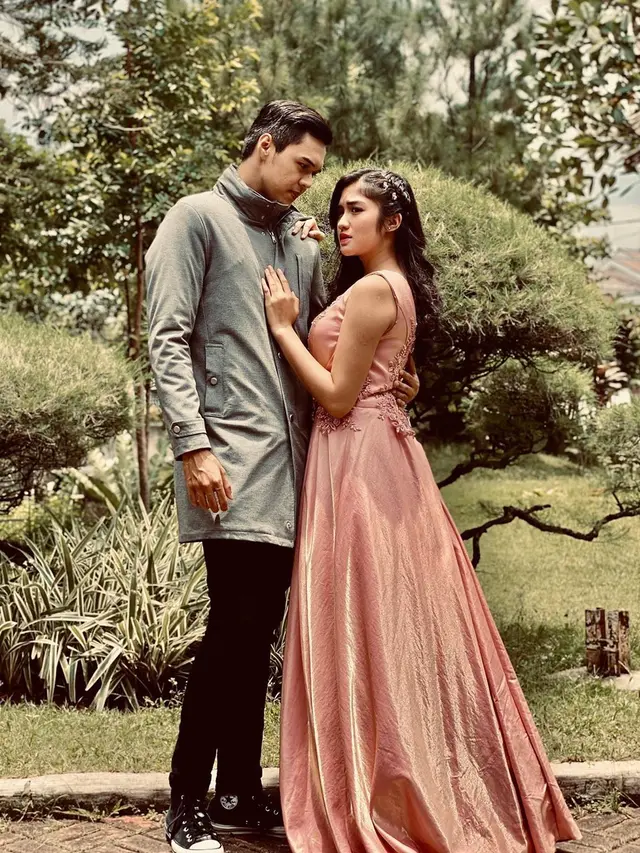 Main Sinetron Bareng, Ini 6 Momen Kedekatan Ochi Rosdiana dan Rizky Ksatria