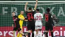 Pemain Bayer Leverkusen, Florian Wirtz, melakukan selebrasi setelah mencetak gol ke gawang Fortuna Duesseldorf pada laga semifinal DFB Pokal di Stadion BayArena, Kamis (4/4/2024). (AP Photo/Martin Meissner)