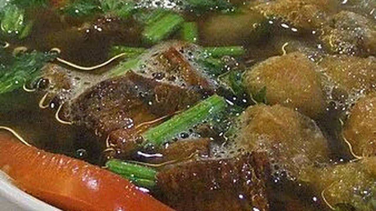 Mencicipi Soto Padang, Semangkuk Hangatnya Kuah dengan Irisan Daging yang Menggoyang Lidah