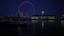 Bulan terbit melalui awan di atas County Hall di London, pada Senin (26/4/2021). Bulan ini adalah supermoon, yang berarti tampak lebih besar dari bulan purnama rata-rata karena mendekati titik terdekat orbitnya ke Bumi. (AP Photo/Kirsty Wigglesworth)