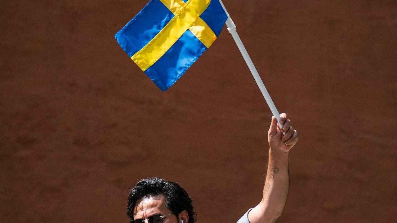 Imigran asal Irak Salwan Momika merobek dan membakar Alquran di luar sebuah masjid di pusat kota Stockholm ketika umat Islam merayakan Iduladha pada Rabu (28/6). Namun, aksinya tersebut justru diabaikan oleh ratusan muslim yang berkumpul di masjid.