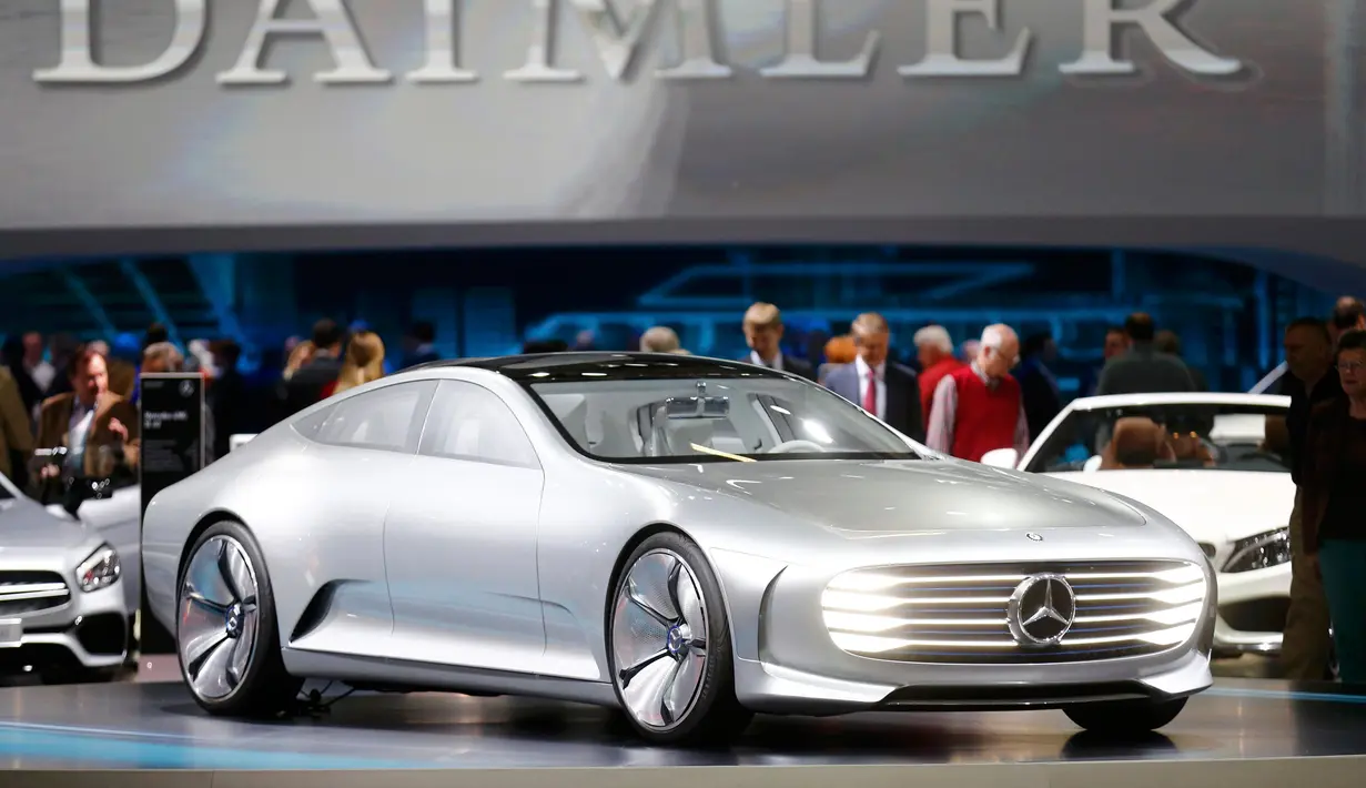 Mobil Mercedes - Benz Concept IAA saat dipamerkan dalam pertemuan dengan perusahaan otomotif multinasional Jerman Daimler Daimler di Berlin , Jerman , (6/4). Mobil ini kabarnya memiliki mesin 2 mobil dalam satu mesin. (REUTERS / Hannibal Hanschke)