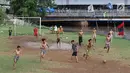 Anak-anak bermain sepak bola di bantaran Kanal Banjir Barat, Jakarta, Jumat (5/4). Tidak adanya lapangan menjadikan lokasi tersebut sebagai tempat bermain mereka, meskipun dalam kondisi seadanya. (Liputan6.com/Immanuel Antonius)