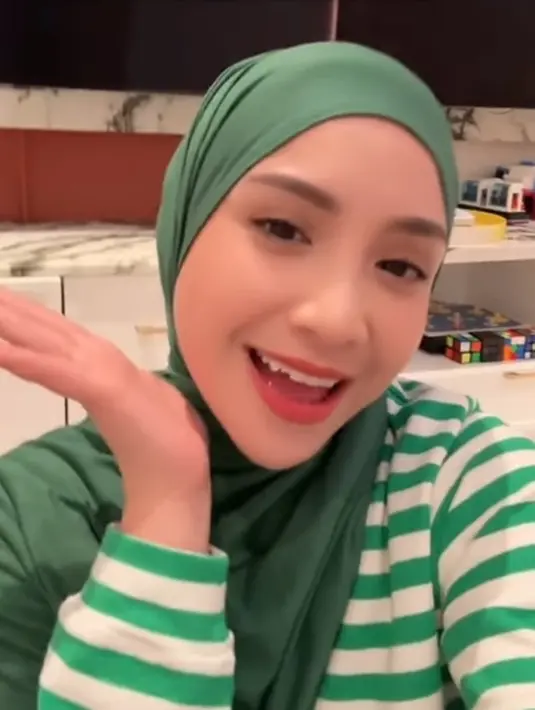 Selepas melaksanakan ibadah Haji, Nagita Slavina tampak masih konsisten mengenakan hijabnya. Di sini, Nagita Slavina tampil cantik mengenakan warna hijau, atasan lengan panjang bercorak garis hijau-putih dipadunya dengan hijab hijau polos. [Foto: Instagram/raffinagita1717]