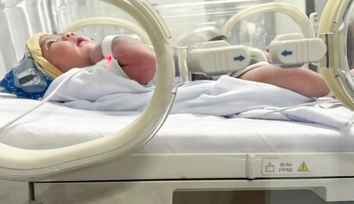 Potret anak kedua Ridho dan Syifa yang baru saja lahir dan belum diberi nama. Bayi merah yang masih berada dalam box bayi. [Instagram/da2_ridho]