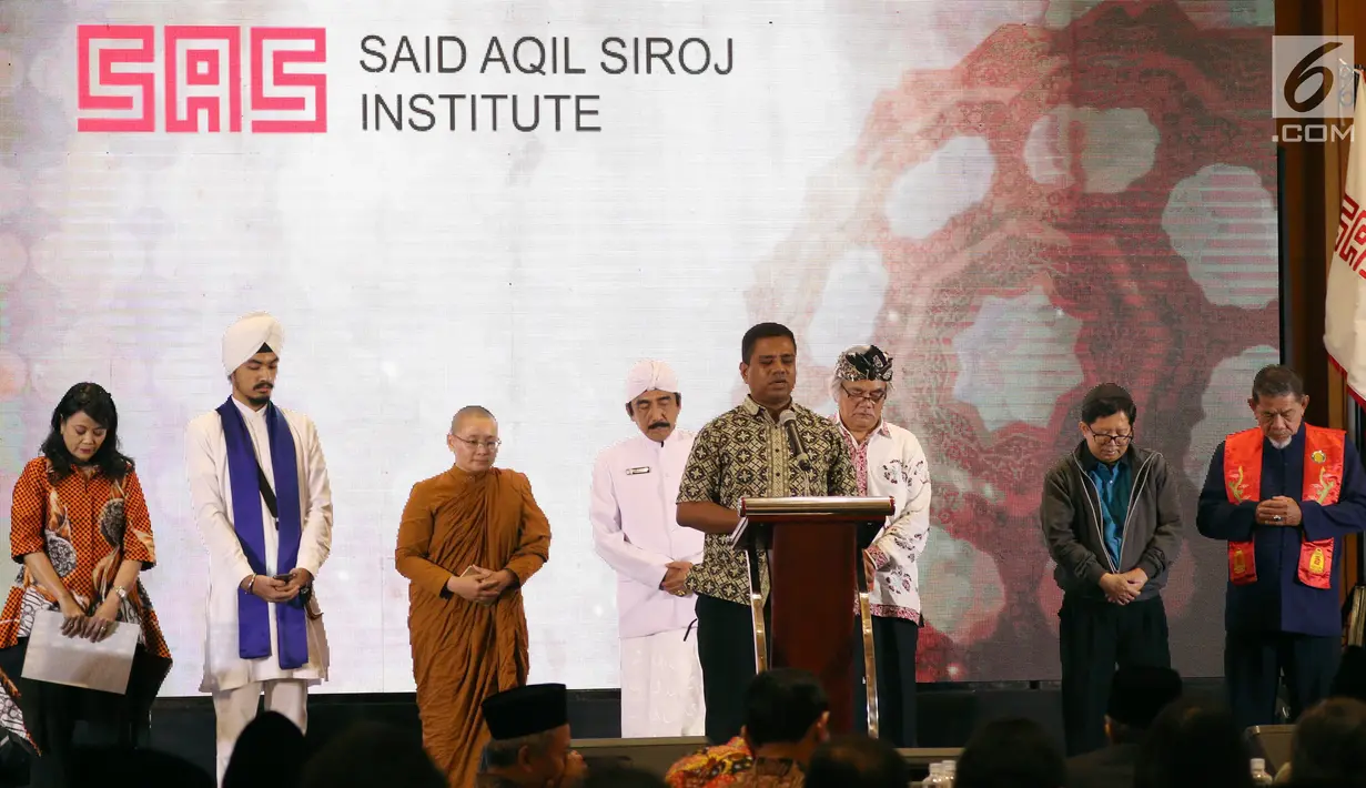 Delapan pemuka agama membacakan doa pada Deklarasi Said Aqil Siroj Institute di Jakarta, Rabu,(1/8). SAS Institute sebuah organisasi simbol perjuangan gagasan Islam Nusantara dalam membentengi dari serangan radikalisme agama. (Liputan6.com/Johan Tallo)