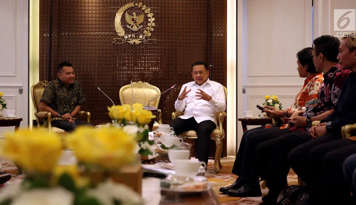 Suasana pertemuan antara Ketua DPR Bambang Soesatyo (kanan) dan anggota Komisi X Anang Hermansyah (kiri) serta para musisi, Jakarta, Rabu (4/4). Pertemuan tersebut membahas perkembangan musik di Indonesia. (Liputan6.com/Johan Tallo)