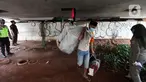 Petugas Satpol PP melakukan razia kepada para tunawisma di bawah flyover Jatinegara, Jakarta Timur, Senin (19/7/2021). Razia ini merupakan upaya dari Kecamatan Jatinegara di kawasan Kampung Melayu untuk bersih dari tunawisma yang sering tidur dan berjualan.  (Liputan6.com/Johan Tallo)