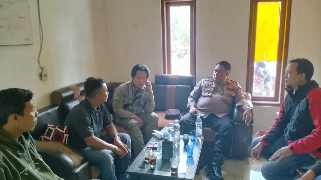 Kapolsek Puspahiang Iptu Dedi Haryana tengah meminta keterangan sejumlah warga dalam kasus kematian beberapa warga yang diduga akibat minuman keras (Miras) oplosan. (Liputan6.com/Jayadi Supriadin)