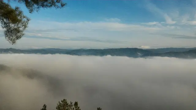 Gunung batu yang menonjol di atas awan itu sejatinya adalah singkapan dasar samudera yang terdorong proses tektonik ratusan juta tahun lampau. (Foto: Liputan6.com/Muhamad Ridlo)