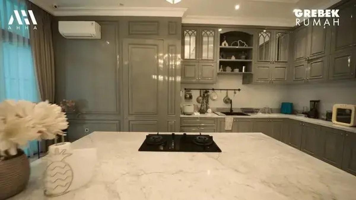 Potret Dapur Rumah Mewah Arie Untung dan Fenita, Model Desain Elegan dengan Pintu Rahasia