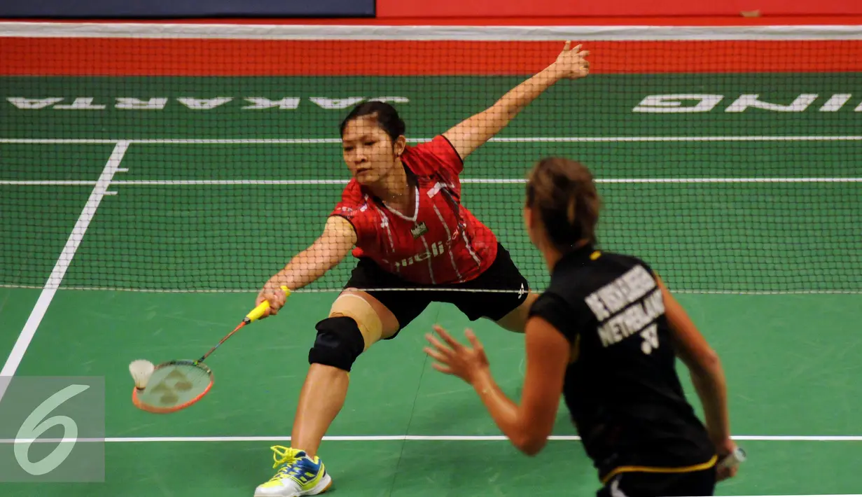Pebulutangkis tunggal putri Indonesia, Lindaweni Fanetri (kiri) saat berhadapan dengan Soraya De Visch Eijbergen (Belanda) di Total BWF Championships 2015 di Jakarta, Senin (10/8/2015). Lindaweni unggul 21-13 dan 21-15. (Liputan6.com/Helmi Fithriansyah)
