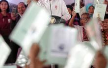 Kelakar Presiden Jokowi saat Bagikan 3.000 Sertifikat Tanah di Grobogan: Ini Bisa "Disekolahkan"