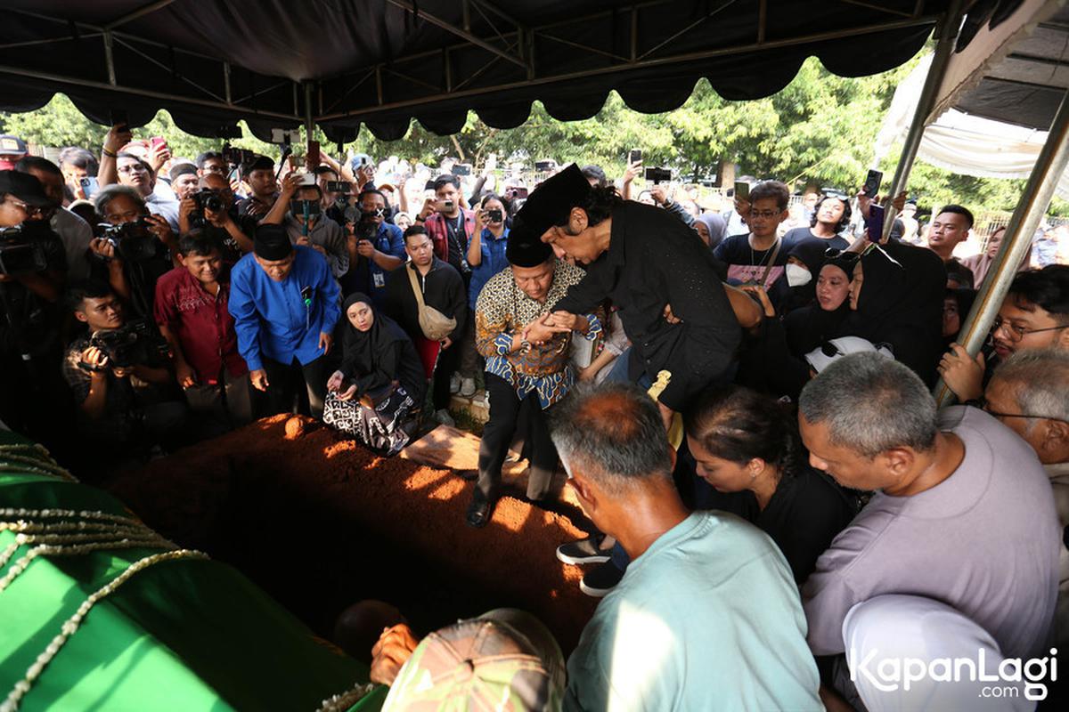 9 Potret Ikang Fawzi di Pemakaman Marissa Haque, Lantunkan Azan dalam Liang Lahad