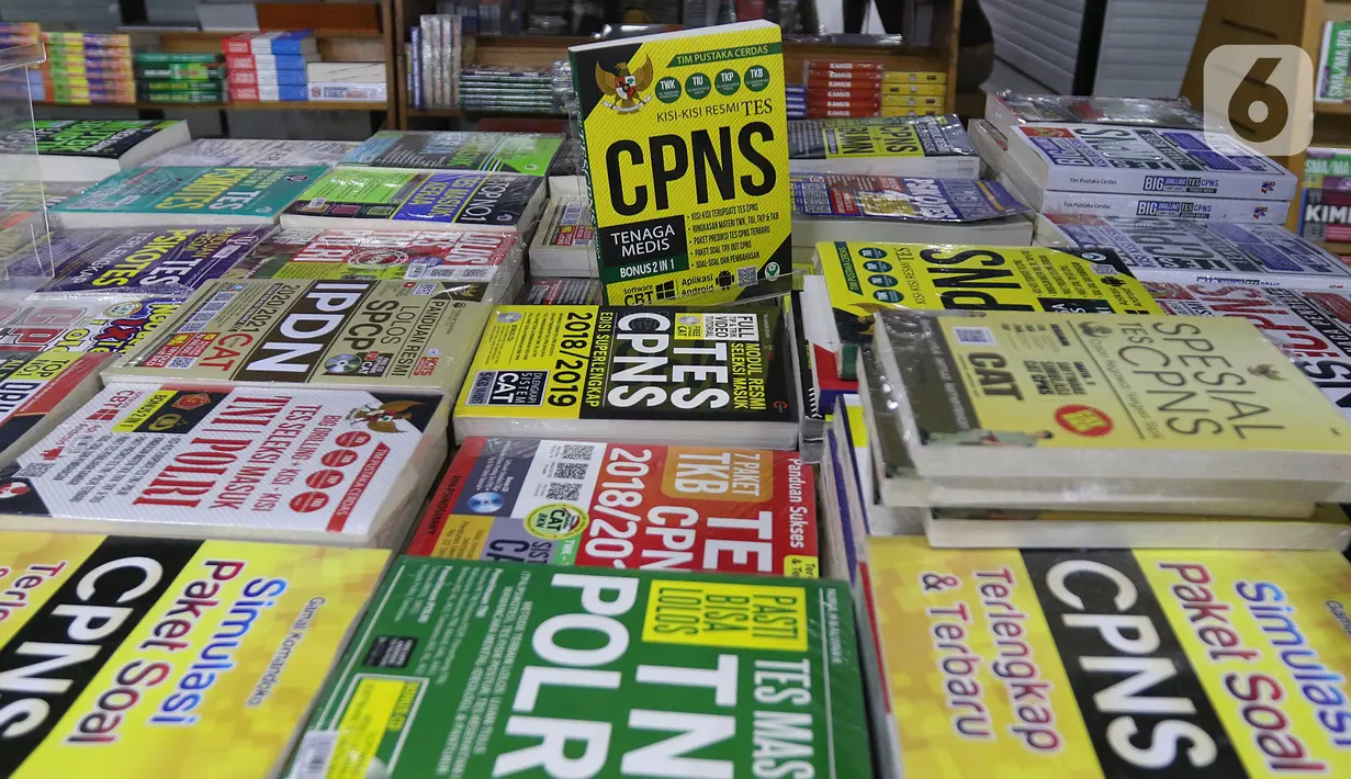 Berbagai judul buku dijual di Pasar Kenari, Jakarta, Kamis (28/11/2019). Buku panduan lolos tes yang dijual mulai dari Rp 88.000 hingga Rp 195.000 per eksemplar menjadi barang yang paling dicari dan diminati jelang pelaksanaan tes CPNS. (Liputan6.com/Herman Zakharia)