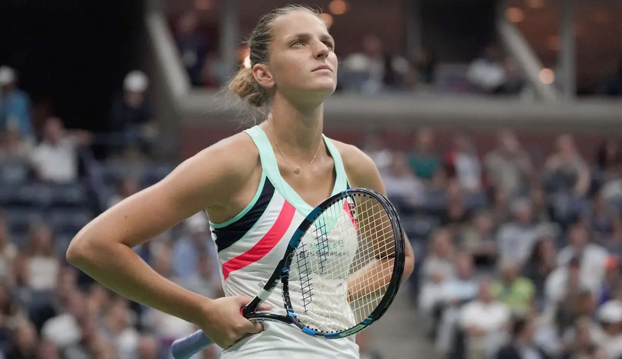 Karolina Pliskova kecewa usai kalah dari CoCo Vandeweghe pada laga perempat final tunggal putri AS terbuka 2017 di USTA Billie Jean King National Tennis Center, (6/9/2017). Karolina kalah 6-7, 3-6. (AFP/Timothy A. Clary)