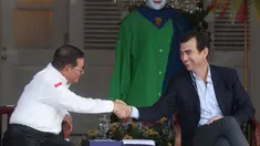 Gubernur DKI Jakarta, Pramono Anung, bersalaman dengan Co-Founder & Chief Championship Officer Formula E, Alberto Longo, saat konferensi pers Launching Ceremony Jakarta E-Prix 2025 di Pendopo Balai Kota Jakarta, pada Kamis (24/4/2025). (Bola.com/M Iqbal Ichsan)
