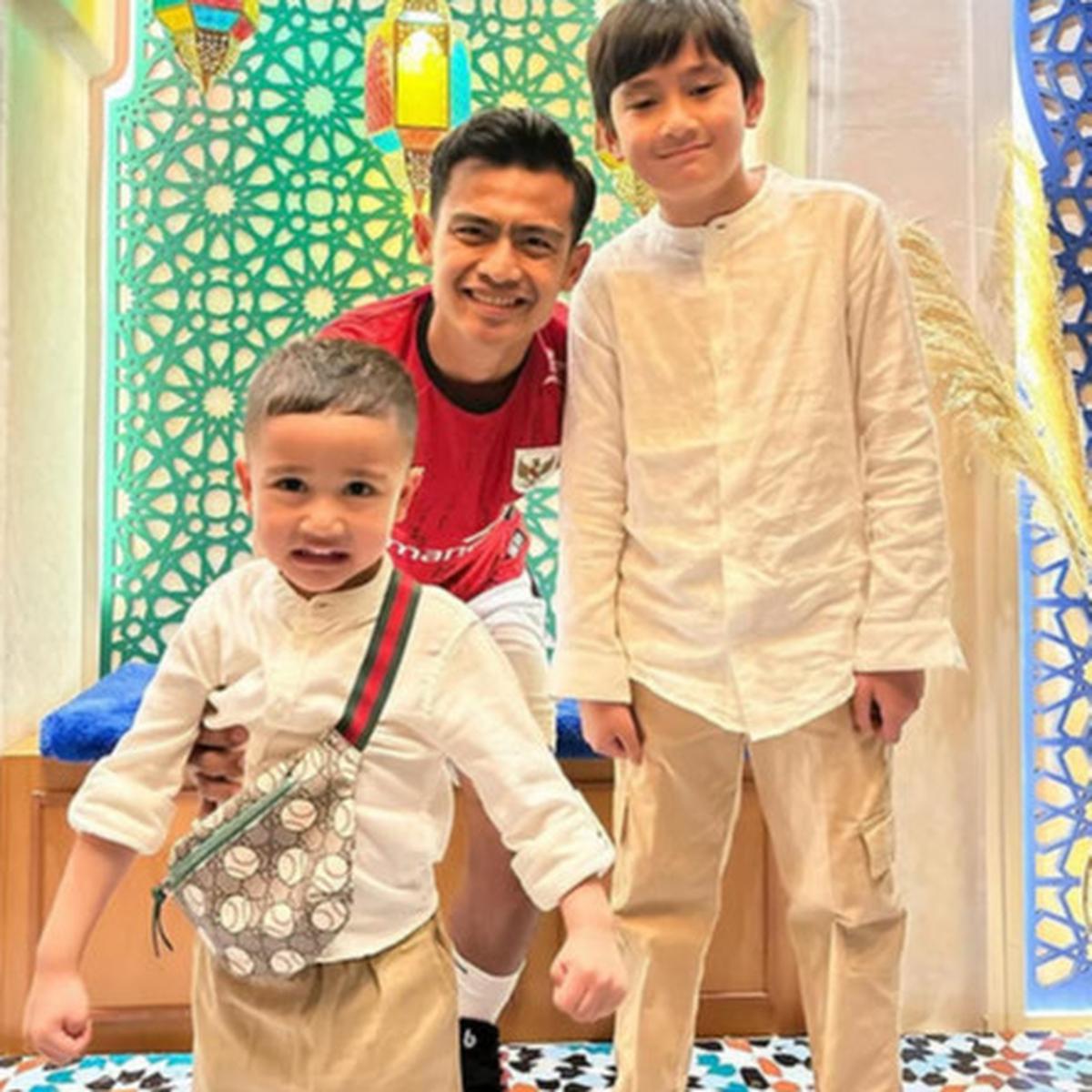 Foto Bareng Pratama Arhan, Rayyanza Bikin Salfok - Mulai dari Pose Unik Hingga Gaya Super Kece